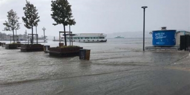 istanbulda-etkili-olan-yagis-sonrasi-uskudarda-kara-ile-deniz-birlesti-17081905_m2_600_x_400