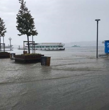 istanbulda-etkili-olan-yagis-sonrasi-uskudarda-kara-ile-deniz-birlesti-17081905_m2_600_x_400