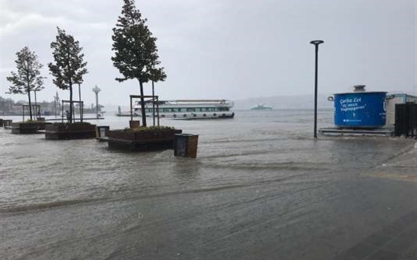 istanbulda-etkili-olan-yagis-sonrasi-uskudarda-kara-ile-deniz-birlesti-17081905_m2_600_x_400