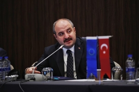 bakan-mustafa-varank-butce-gununde-3.-kez-baba-oldu-30330_m2