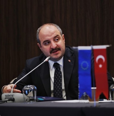 bakan-mustafa-varank-butce-gununde-3.-kez-baba-oldu-30330_m2