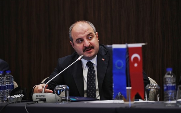 bakan-mustafa-varank-butce-gununde-3.-kez-baba-oldu-30330_m2