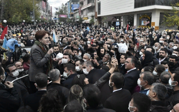 Meral Akşener, Osmaniye’de esnafı ziyaret etti