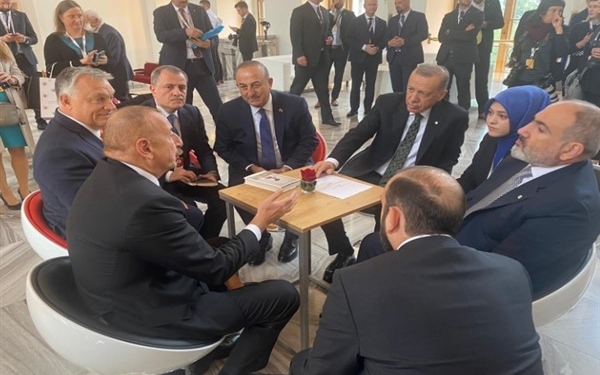 cumhurbaskani-erdogan-avrupa-siyasi-toplulugu-toplantisi-oncesi-liderlerle-bir-araya-geldi-459944