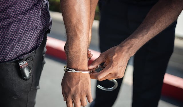 ADIYAMAN’DA İKİ ÇOCUK BABASI ARABADA CANINA KIYDI