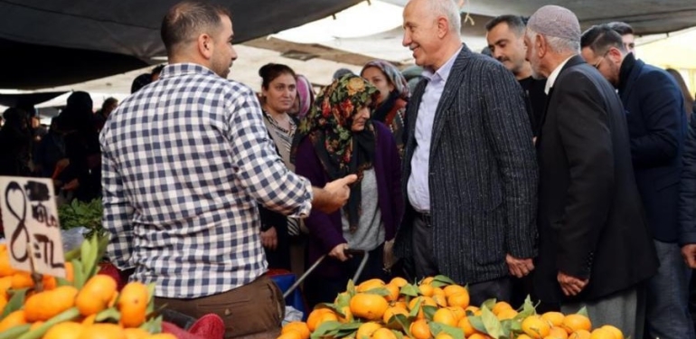 BAŞKAN GÜLTAK VATANDAŞLARIN PAZAR YERİNDE TALEPLERİNİ DİNLEDİ