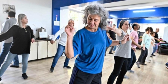 KOŞA KOŞA DANSA GELİYORLAR