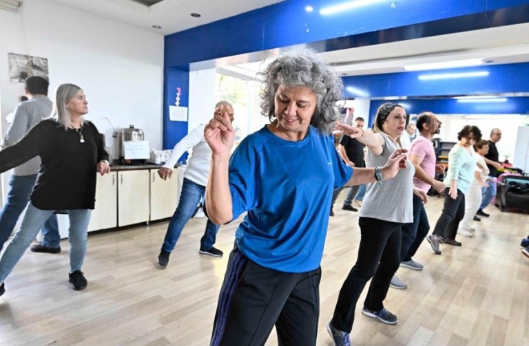 KOŞA KOŞA DANSA GELİYORLAR