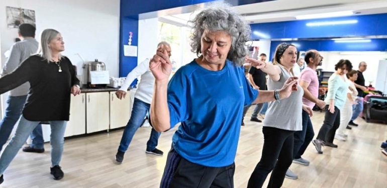 KOŞA KOŞA DANSA GELİYORLAR