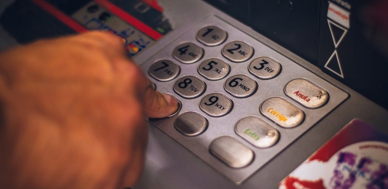 CHP, emeklilere verilen zammı TBMM’de protesto etti