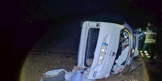 ADIYAMAN’DA ARAÇ ŞARAMPOLE DEVRİLDİ : 6 YARALI