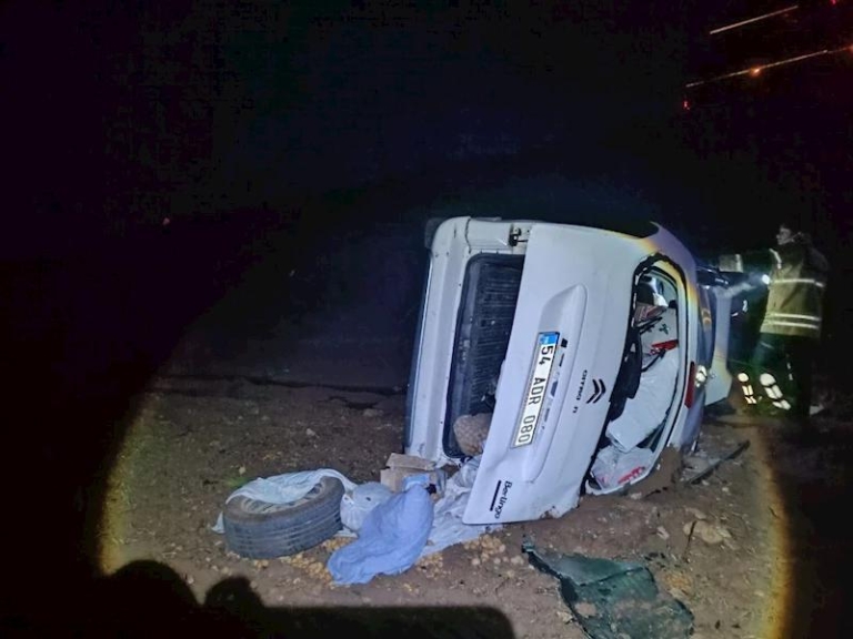 ADIYAMAN’DA ARAÇ ŞARAMPOLE DEVRİLDİ : 6 YARALI