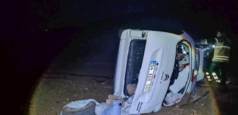 ADIYAMAN’DA ARAÇ ŞARAMPOLE DEVRİLDİ : 6 YARALI