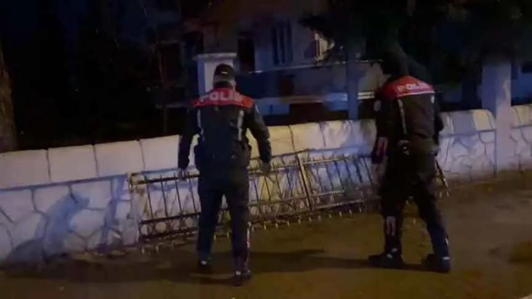 AĞIR HASARLI BİNADA HIRSIZLAR SUÇÜSTÜ YAKALANDI