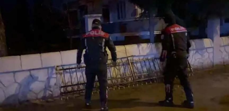 AĞIR HASARLI BİNADA HIRSIZLAR SUÇÜSTÜ YAKALANDI