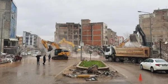 ADIYAMAN’DA DEPREMDE YAKINLARI KAYBOLAN AİLELERİ İSYAN ETTİ !