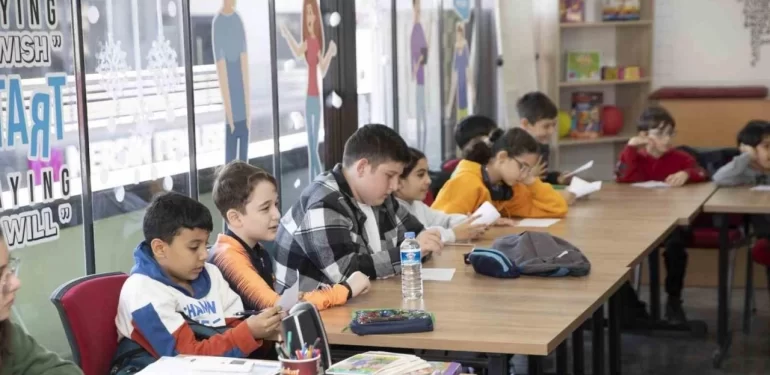 ’Hello Mersin’ kulübü ile çocuklar İngilizce öğrenmenin tadını çıkarıyor