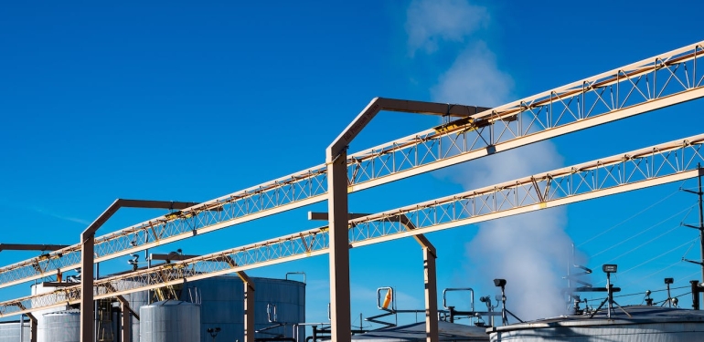 Pres makinesinin arasında kalan işçi hayatını kaybetti