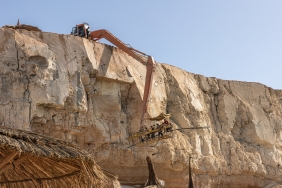 process-extracting-rocks-from-cliff-egypt