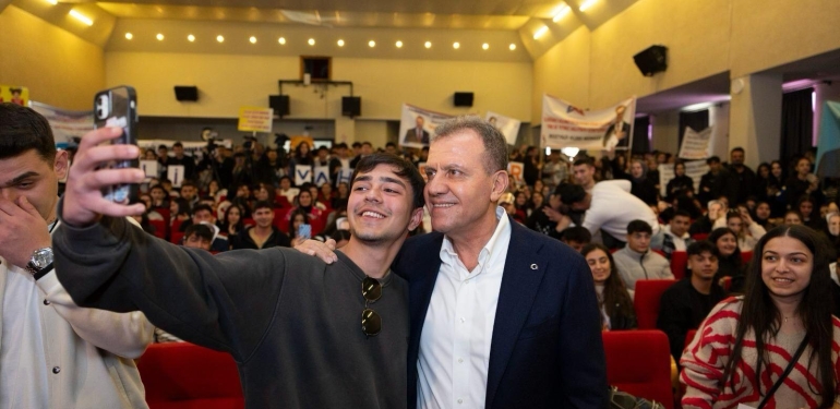 BU BAŞKAN GENÇLERİ SEVİYOR