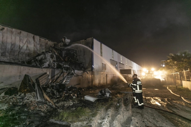 Mersin’de Boya ve Tiner Deposunda Çıkan Yangın Kontrol Altına Alındı