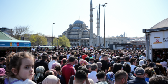 Eminönü’nde Bayram Yoğunluğu: İzdiham ve Kavga Anları!
