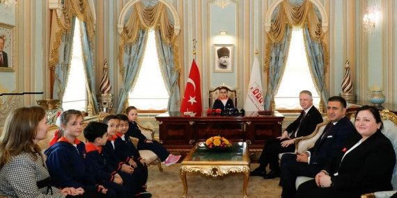 23 Nisan Çocuk Vali, Taksim’de 1 Mayıs Kutlamalarına İzin Verdi