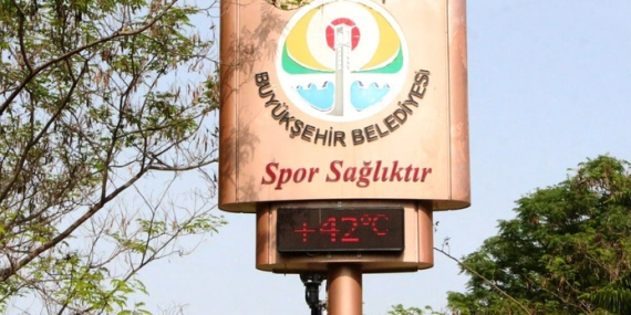 Adana’da Nisan Ayının Sıcaklık Rekoru Kırıldı: Vatandaşlar Ağaçların Gölgesinde Serinledi!