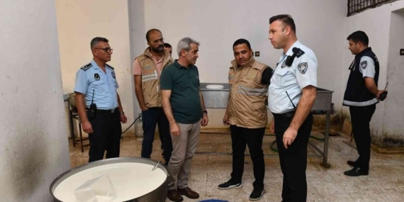 Mersin’de Yapılan Denetimde Kaçak Peynir İmalathanesi Ortaya Çıktı…