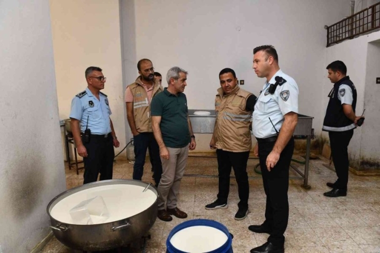 Mersin’de Yapılan Denetimde Kaçak Peynir İmalathanesi Ortaya Çıktı…