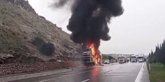 Mersin Tarsus’ta Lastik Patlayan Tırda Yangın…