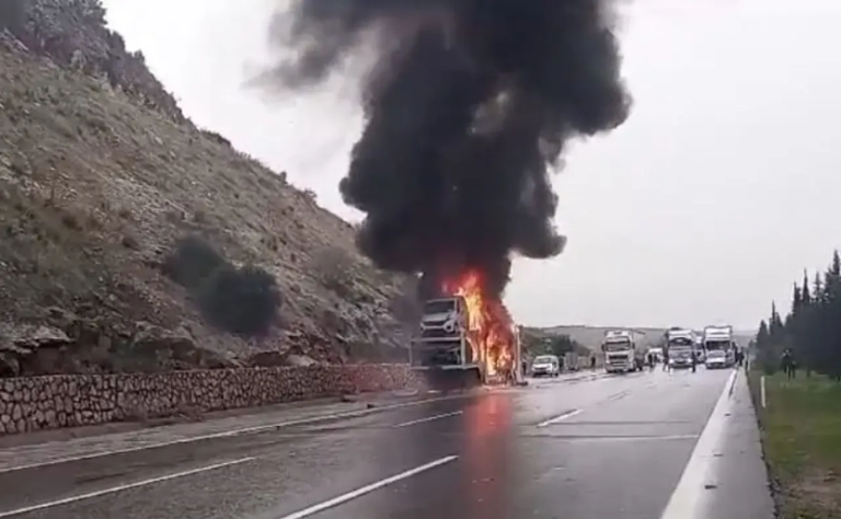 Mersin Tarsus’ta Lastik Patlayan Tırda Yangın…