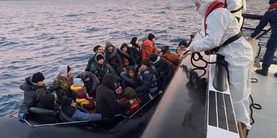 Çanakkale’de Sahil Güvenlik Tarafından Yakalanan Kaçak Göçmenler Ayvacık’a Teslim Edildi