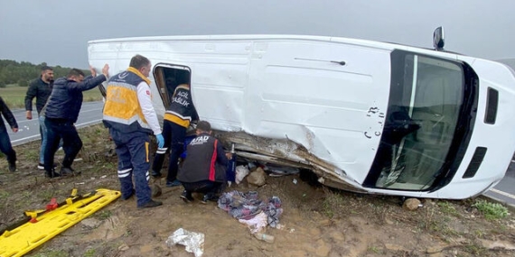 Ardahan’da Servis Minibüsü Devrildi: 1 Kişi Öldü, 13 Kişi Yaralandı