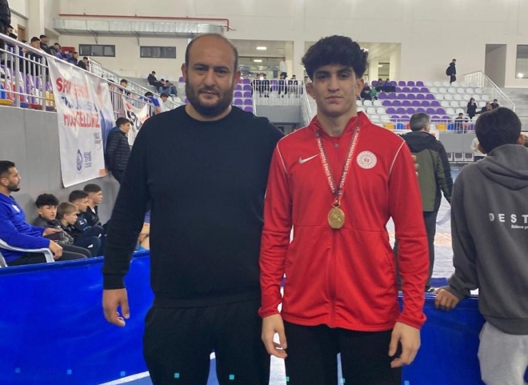 Mersin’in genç güreşçisi Fatih Aydın dünya üçüncüsü oldu