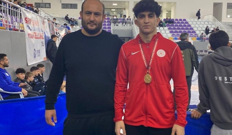 Mersin’in genç güreşçisi Fatih Aydın dünya üçüncüsü oldu