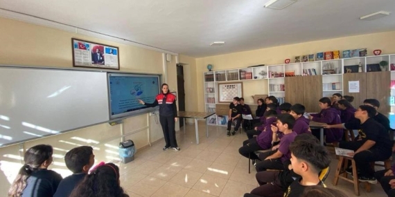 Jandarma’dan Öğrencilere Güvenli İnternet ve Siber Farkındalık Eğitimi