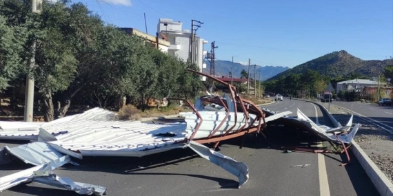 Mersin’de Fırtına Faciası: Çatı Uçtu, 1 İşçi Hayatını Kaybetti