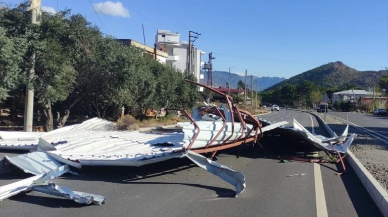 Mersin’de Fırtına Faciası: Çatı Uçtu, 1 İşçi Hayatını Kaybetti