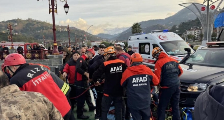 Rize’de Korkunç Kaza: Öğrenci Servisi ile Otomobil Çarpıştı, 10 Yaralı