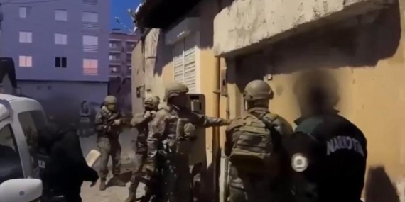 İzmir’de 6 Ay Süren Gizli Takip Sonrası Uyuşturucu Tacirlerine Eş Zamanlı Operasyon