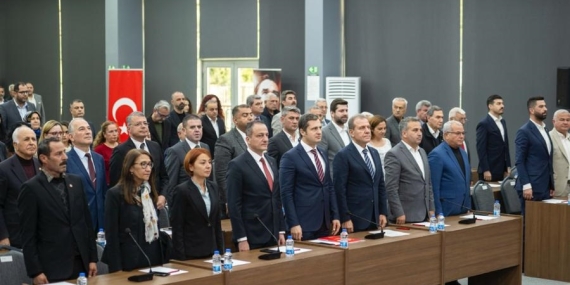 Vahap Seçer’den CHP’li Belediyelere Övgü: “Başarı Tablosunun Lokomotifi Biziz”