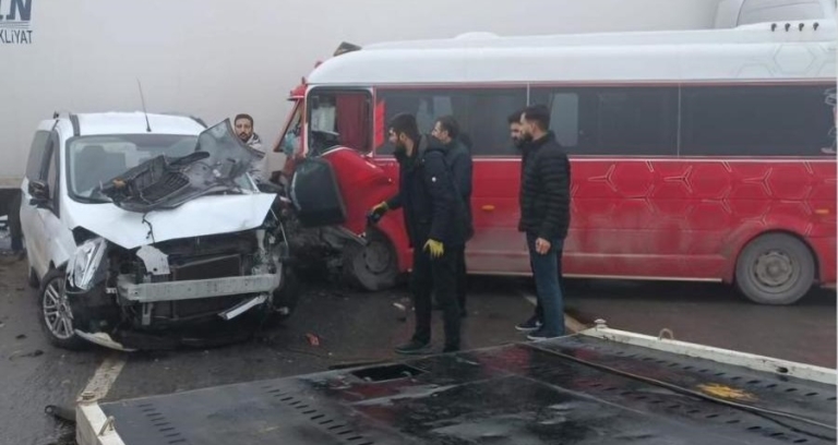 Bitlis’te 23 Araç Birbirine Girdi: Zincirleme Kazada 31 Kişi Yaralandı