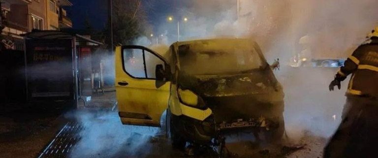 Kocaeli’de Seyir Halindeki Panelvan Alev Aldı, Sürücü Kurtuldu