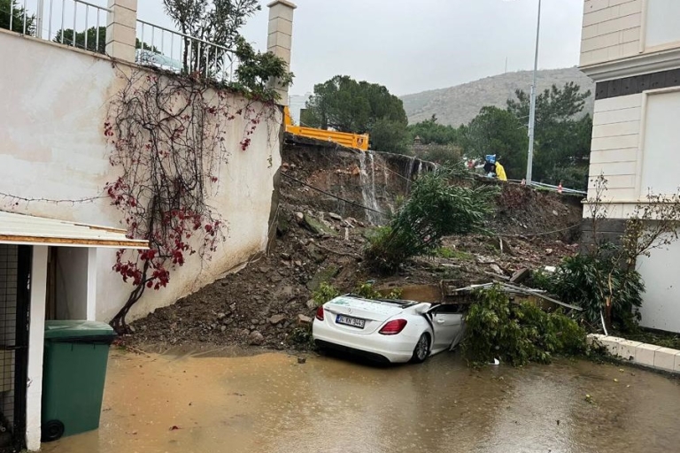 Bodrum’da Şiddetli Yağış, Mahsur Kalan Genç Kurtarıldı