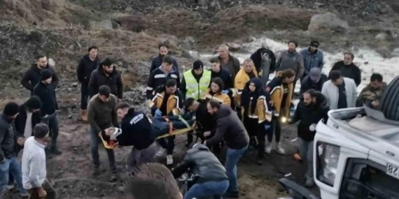 Alaca’da Feci Kaza: Tır Şarampole Devrildi, 2 Kişi Yaralandı