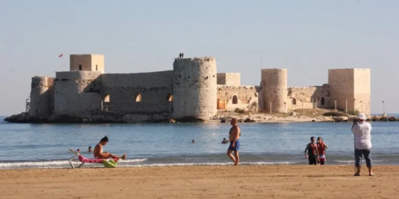 Mersin’de Yazdan Kalma Günler: Kızkalesi’nde Deniz Keyfi Sürüyor