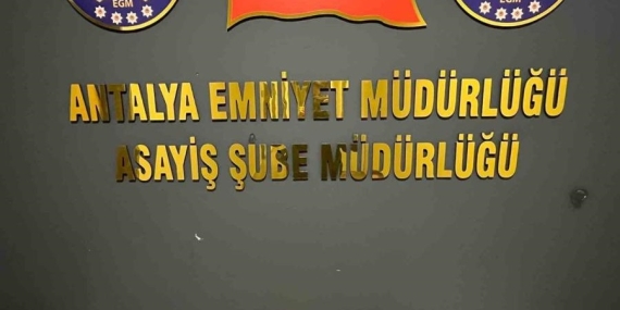 Polis Kılığındaki Dolandırıcı Antalya’da Suçüstü Yakalandı