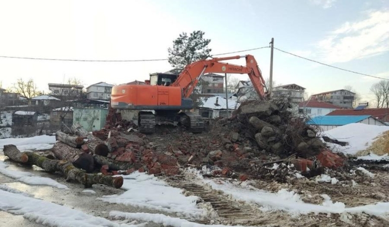 Düzce’de Bağımlılıkla Mücadele: Metruk Bina Yıkımları Sürüyor