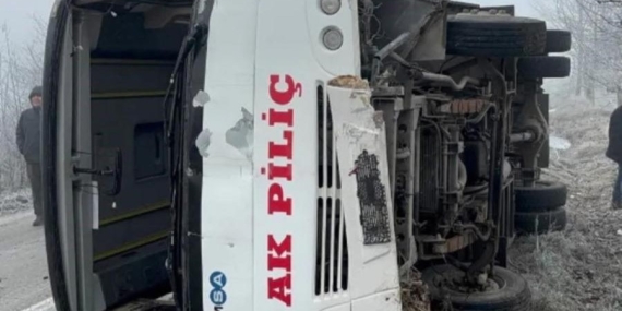 Bolu’da Fabrika İşçilerini Taşıyan Minibüs Devrildi: 9 Yaralı
